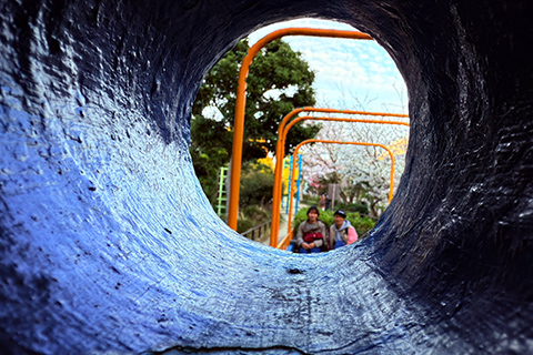 トンネルから見る遊園地