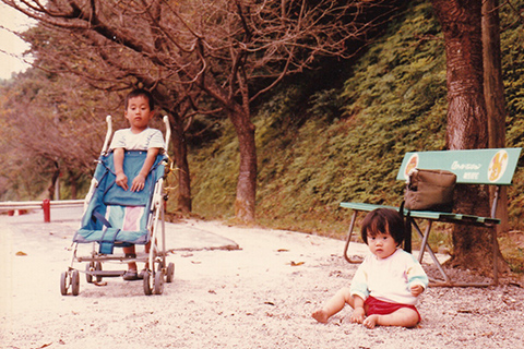 公園で遊ぶ子供たち