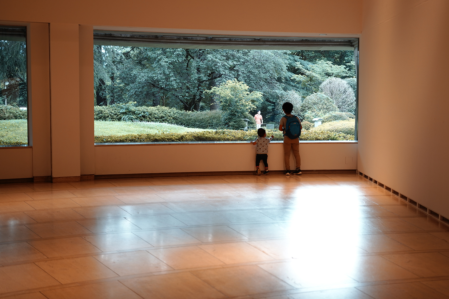 美術館の大きな窓から見る庭園風景